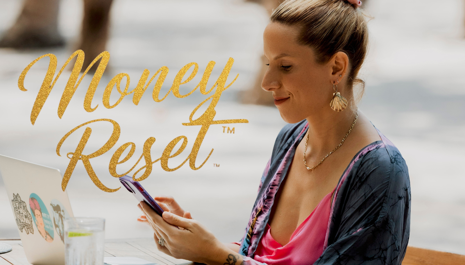 MONEY RESET™ est un accélérateur d’abondance financière. Une édition d’été pour libérer les blocages conscients et inconscients qui freinent la circulation de l’argent dans ta vie.